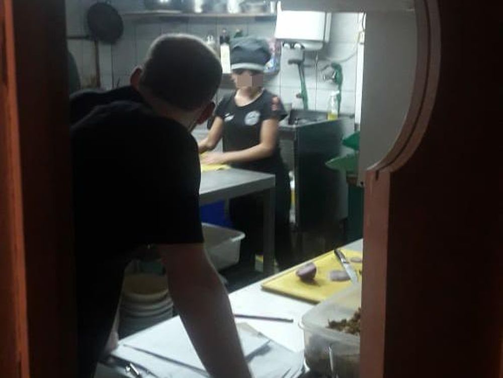 Clausuraron un bar de Capital por falta de limpieza y tapabocas