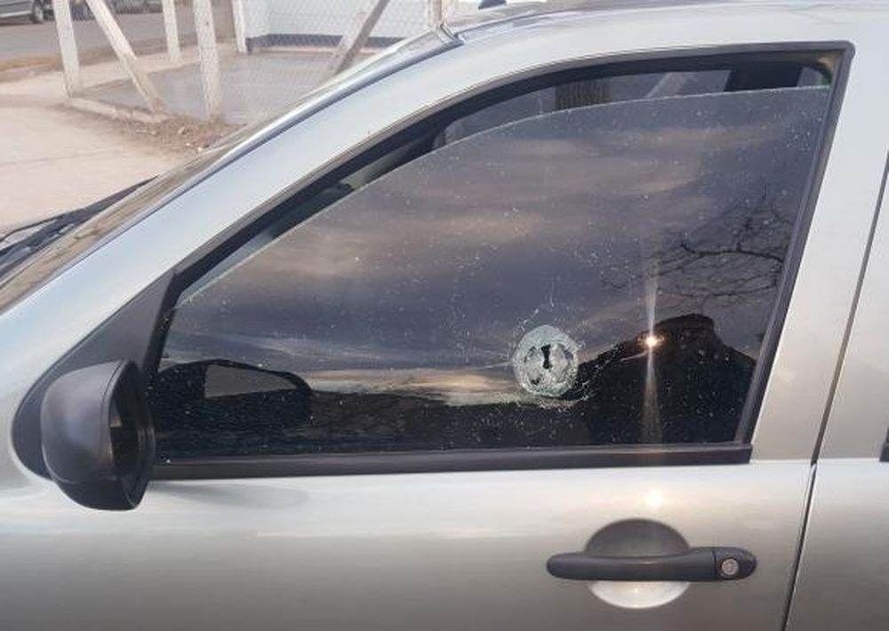 Atacan a tiros a su mujer, los persigue y atrapa a uno