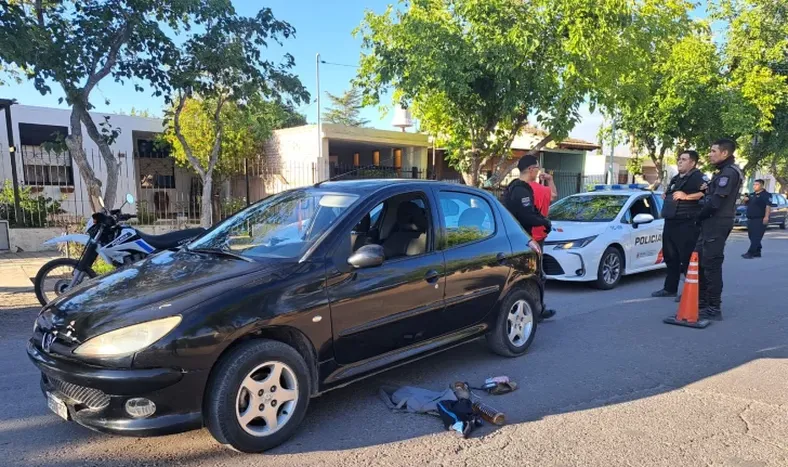 El auto que el detenido intentó llevarse empujándolo.