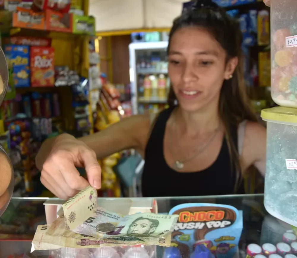 Crece el malestar entre comerciantes y los clientes por la falta de monedas de 5 pesos