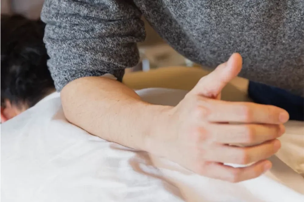 Tiene 16 años y terminó con sus dos muñecas fracturadas al chocar con un perro en su moto