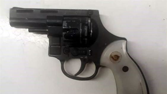 Hombres armados entraron a su casa, revisaron todo y se llevaron un par de zapatillas y una bici