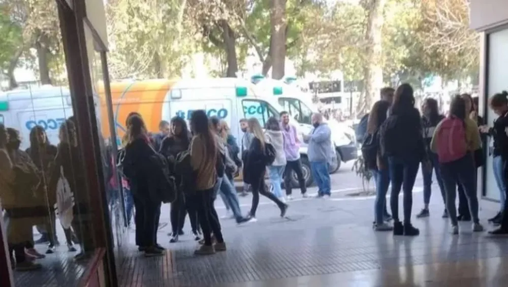 Llevó brownies con marihuana a su trabajo y 10 compañeros terminaron intoxicados