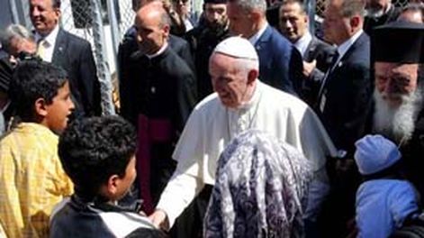 Francisco se rodeó de refugiados en la isla de Lesbos