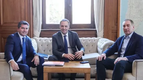 Orrego, Adorni y Santilli en la Casa Rosada.-