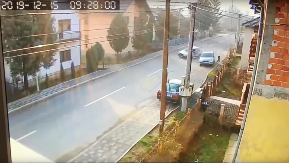 Un hombre quedó en medio de un aparatoso choque de autos y sobrevivió