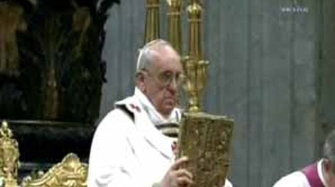 Francisco encabeza su Primera Vigilia de Pascuas en el Vaticano