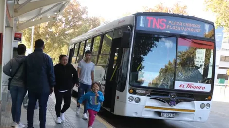Intentó robar en un colectivo, el chofer cerró las puertas y atrapó al ladrón de un brazo y una pierna
