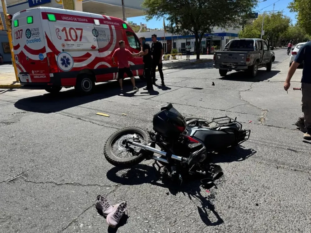 Una mujer terminó en el hospital después de chocar en su moto contra una camioneta
