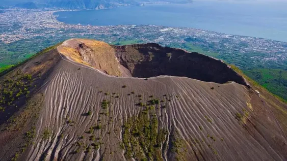 Cayó en el Vesubio por querer sacarse una selfie  y tuvo la suerte que lo rescatara un helicóptero