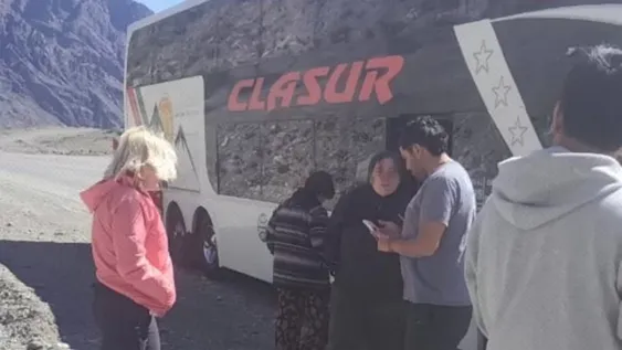 Sanjuaninos quedaron varados en la cordillera tras una falla mecánica en un colectivo de tour