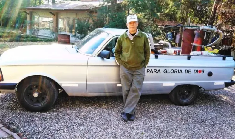 Es cordobés, inventó el primer auto a basura y quiere que todos lo imiten