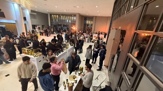 Aceitunas, conservas y productos regionales, entre las propuestas que el público pudo recorrer y degustar en la jornada inaugural de la Expo.