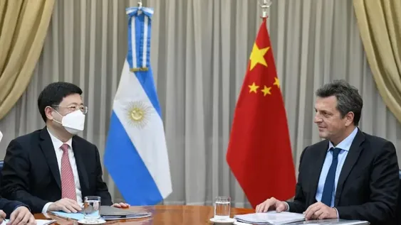 Sergio Massa aceleró cooperaciones con el embajador de China