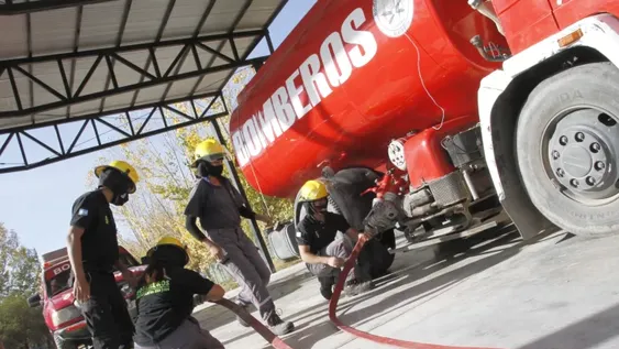 Con diferentes estrategias, los bomberos voluntarios locales le hacen frente a la crisis