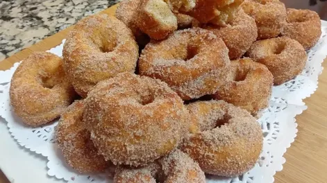 Las rosquitas azucaradas dulces.