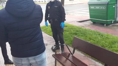 Rompió la cuarentena para sacar a “pasear” a sus peces a la calle