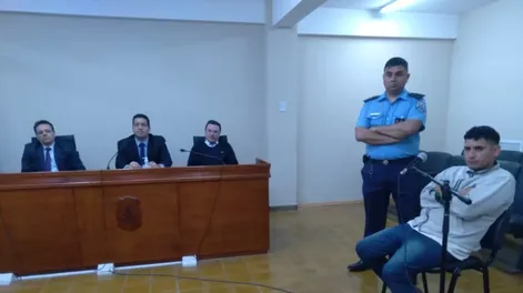 Los jueces Federico Rodríguez (centro), Juan Gabriel Meglioli (izquierda) y Eugenio Barbera, decidirán mañana que castigo recibe Ramón Herrera (derecha).