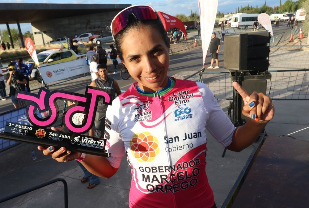 Maribel Aguirre se quedó con la contrarreloj de la Vuelta a San Juan Damas 2026 y continúa como líder de la general. &nbsp;