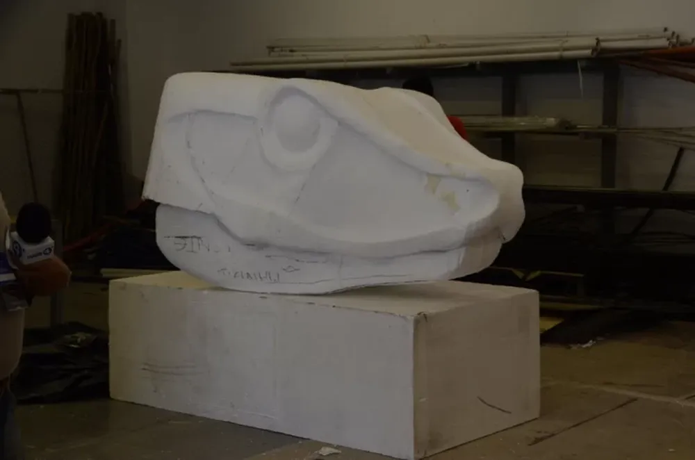 Un centenar de personas crean desde armas hasta trajes para el show final