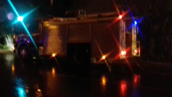 Cayó un rayo al lado de una capilla y hasta los vecinos ayudaron a apagar el fuego