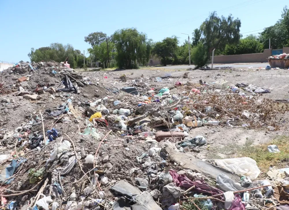 NAUSEABUNDO. Es insoportable el mal olor que genera la basura acumulada en Villa Hipódromo.