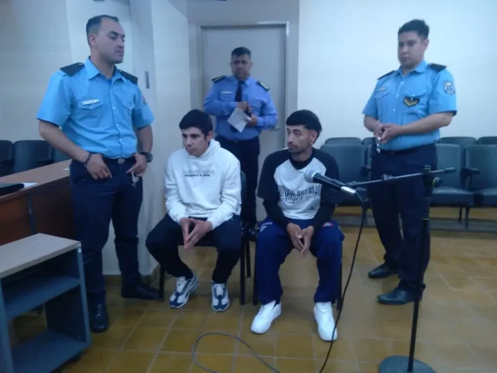 Hugo Sebastián Castro (sentado, izquierda) zafará de la investigación. Carlos cabaña (a su lado) admitirá su culpa en un juicio abreviado.