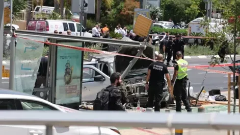 Un terrorista atropelló y atacó con cuchillo a un grupo de personas en Tel Aviv