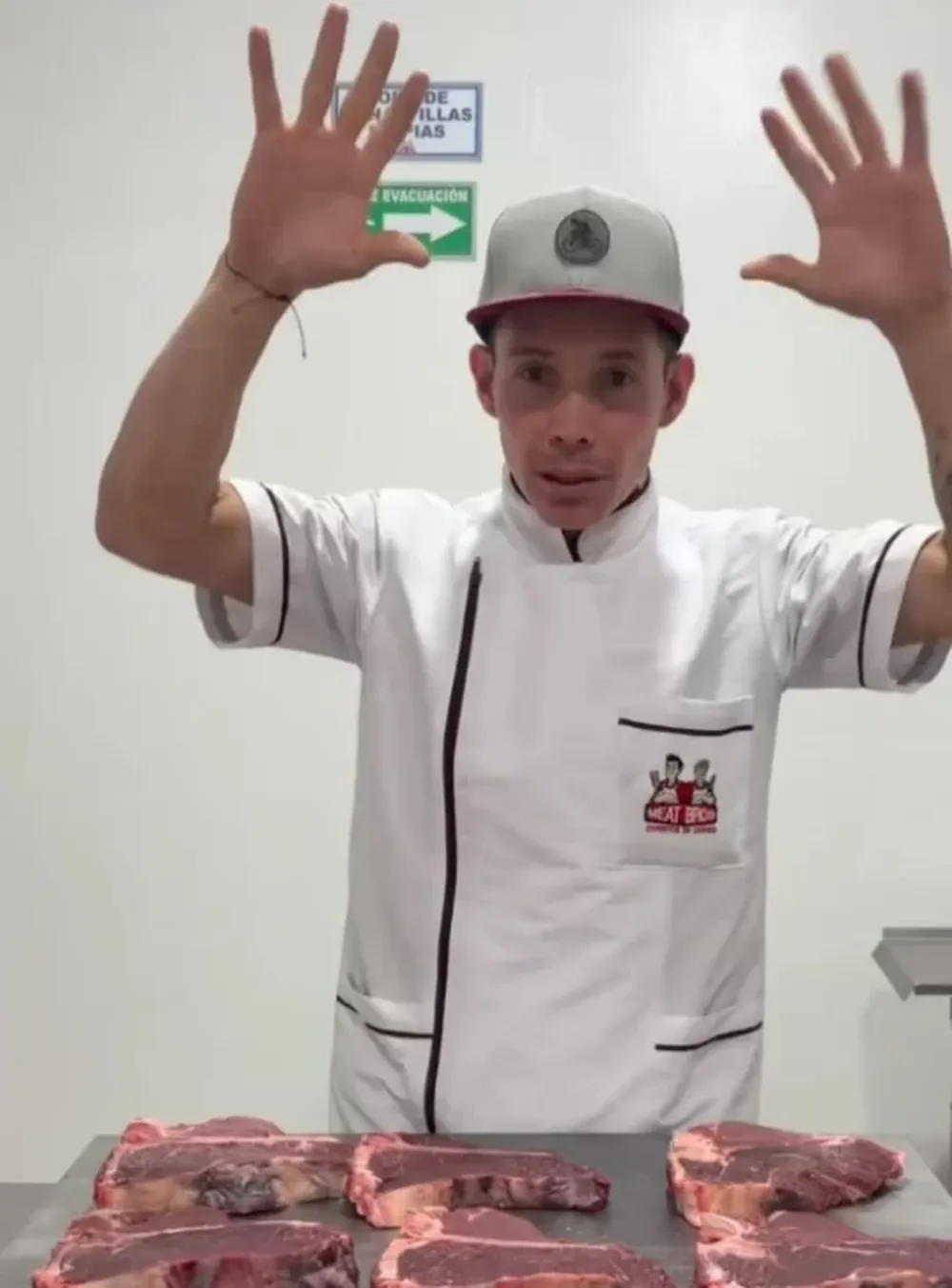 Carnes. Superman López ganó en San Juan y luego quedó borrado por el doping positivo. Ahora, promociona sus carnes mientras espera el 2027 para regresar.