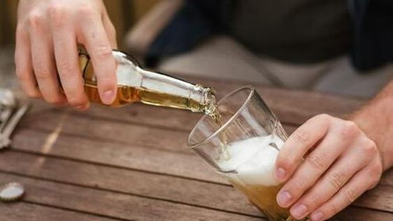 Una sola bebida por día de alcohol puede aumentar la presión