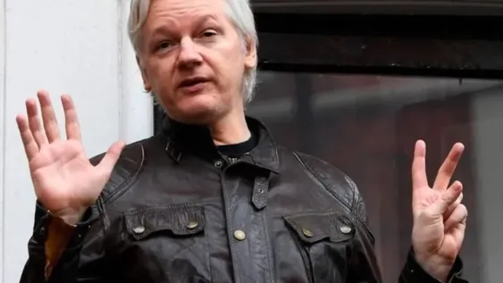 Un artista promete destruir 16 obras de arte si la vida de Julian Assange corre peligro