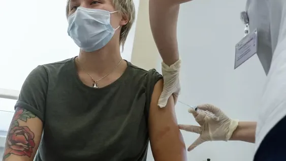 Rusia empezó a vacunar contra el coronavirus a los principales grupos de riesgo