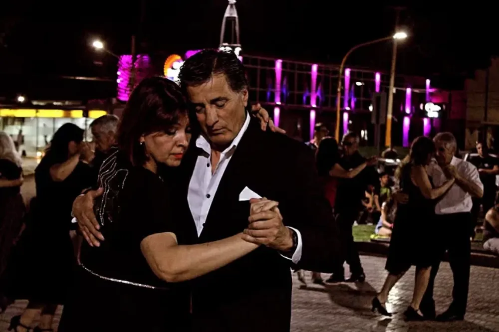 El tango y el folklore se apoderan de las plazas de tres departamentos con talleres gratuitos