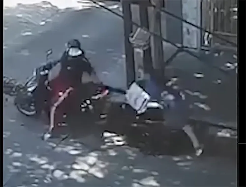 Un motochorro arrastró y dejó inconsciente a una monja en medio de un brutal asalto