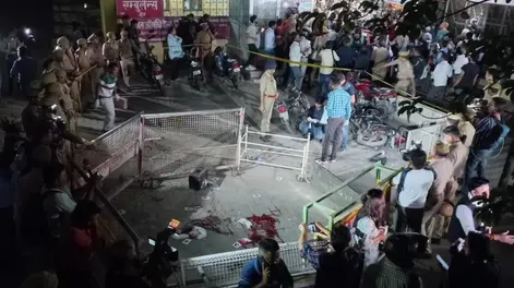 Un político indio y su hermano fueron asesinados en vivo durante una entrevista