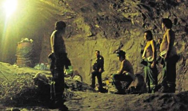 Los mineros se guardan lo que vivieron bajo tierra
