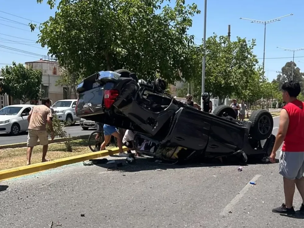 Una mujer destruyó en un vuelco la camioneta en la que viajaba: hacía menos de un mes la había sacado de la concesionaria
