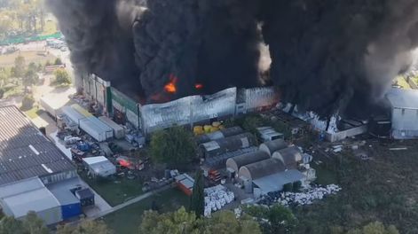 Feroz incendio en un depósito de pinturas en Moreno, Buenos Aires.