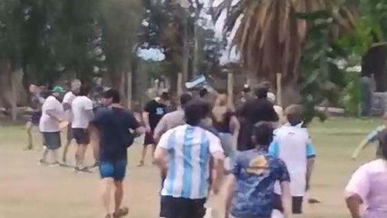 [video] escandalo en el rugby infantil: denuncian que un padre amenazo a un jugador de 13 anos y termino a los golpes en pocito