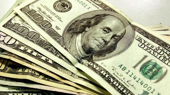 Por tercer día consecutivo, el dólar blue bajó y cerró este viernes a $148