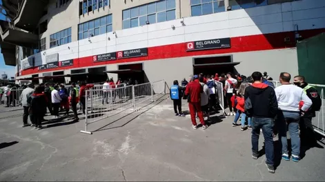 Allanan el Monumental por el incumplimiento del aforo durante el Superclásico
