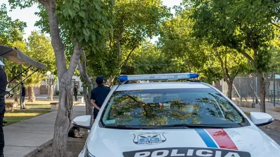 Lo sorprendieron caminando con un cochecito de bebé repleto de objetos robados