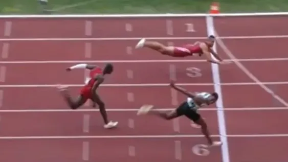 [VIDEO] ganó una carrera de 110 metros vallas tirándose de palomita