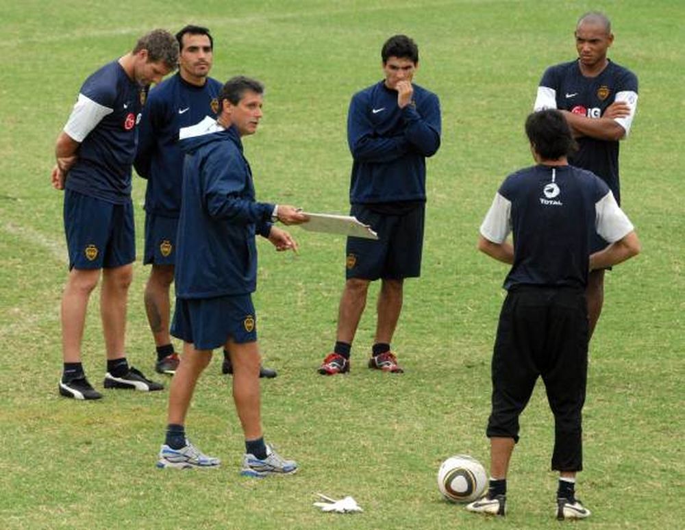 Clima tenso en Boca: Alves y los jugadores, dos horas de reunión