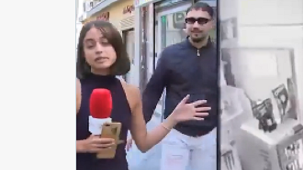 Repudiable: una periodista española hacía un móvil en vivo cuando un transeúnte le tocó la cola
