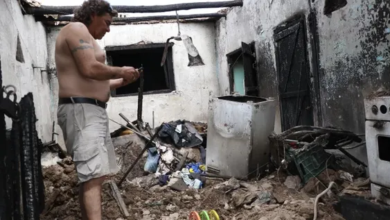 Se quemó una casa y creen que al fuego lo inició una mujer porque su pareja le fue infiel