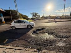 A menos de 3 meses de reparado, se volvió a formar el pozo peligroso en Calle General Acha y Ruta 40, y Vialidad tuvo que volver a intervenir. A menos de 3 meses de reparado, se volvió a formar el pozo peligroso en Calle General Acha y Ruta 40, y Vialidad tuvo que volver a intervenir.