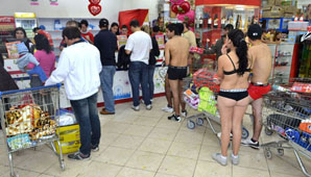 Salen a comprar sin ropa