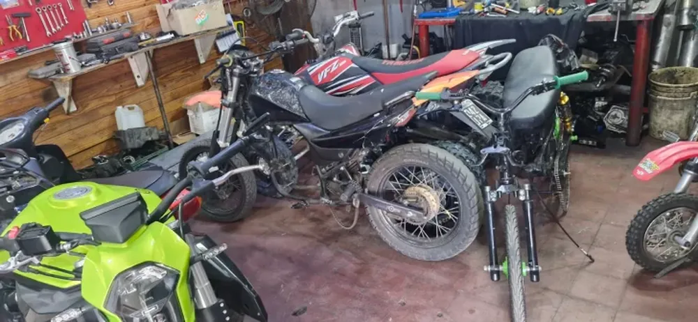 Cayeron dos hombres por el robo en un taller: recuperaron una moto robada y herramientas