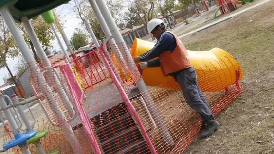 Convirtieron la plaza de un barrio en un impactante parque de juegos infantiles